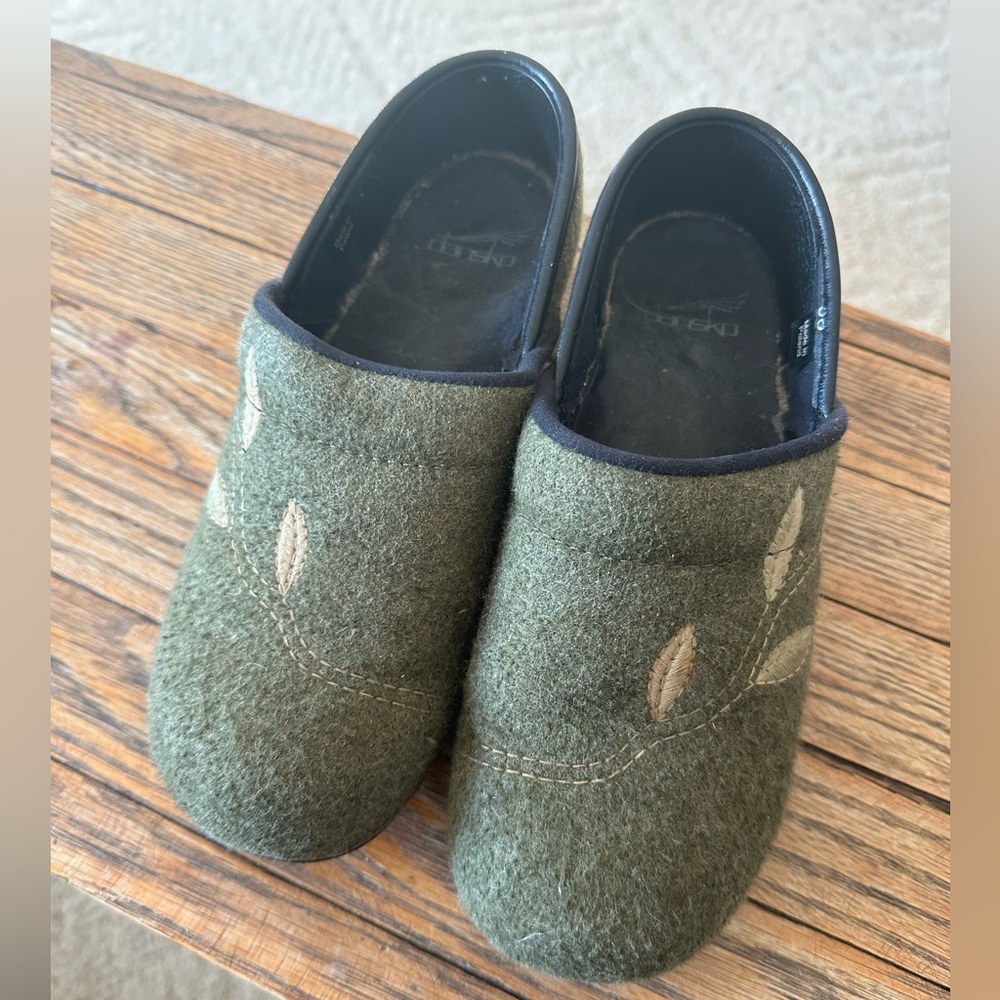 Dansko women’s Clogs green leaf size 5.5-6 Eu 36